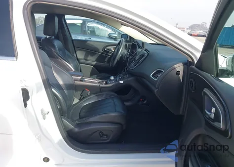 2015 Chrysler 200 C z USA, uszkodzony, nr VIN 1C3CCCCB2FN576353